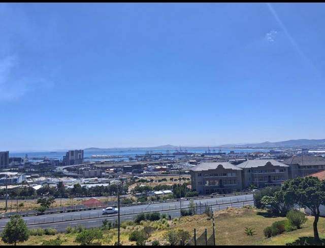 2 BEDROOM PROPERTY TO RENT IN VREDEHOEK